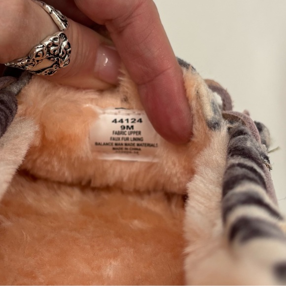 Minnetonka Slippers 'Cally' Light Grey Leopard Size 9 - Picture 6 of 7